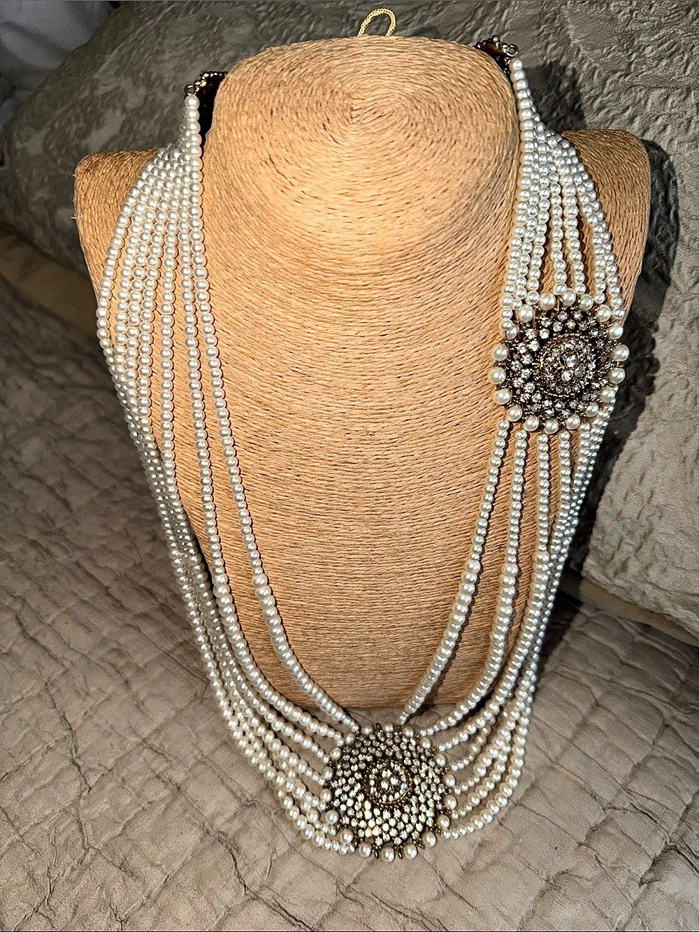 Layered Pearl Statement Necklace in White & Gold Like New - Picture 4 of 15